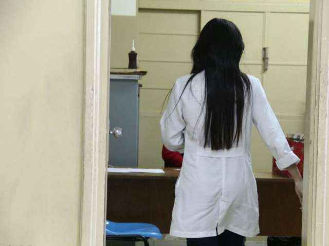 Juiz manda m&eacute;dicos suspenderem greve e aumenta multa para R$ 100 mil 