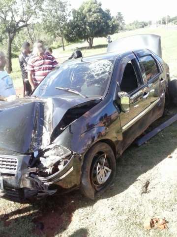 Carros ficam destruidos em batida na L&uacute;dio Martins Coelho 