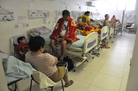 Após ordem judicial, hospitais continuam com pacientes no corredor