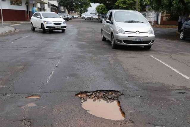 Pesadelo de motoristas na Rui Barbosa: buraco causa acidentes