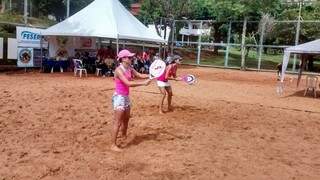 Atletas de beach tennis em competição da Liga Campo Grande (Foto: Divulgação)