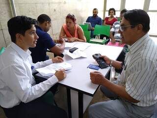 Trabalhadores fazem entrevistas de emprego na Funtrab (Foto: Funtrab/Divulgação)