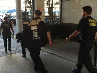 Agentes chegam à sede da PF com malotes apreendidos na ação (Foto: Cristina Boeckel / G1)