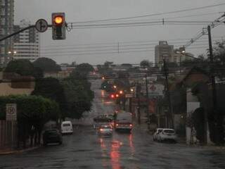 Quarta-feira amanheceu com chuva em Campo Grande. (Foto: Marina Pacheco)
