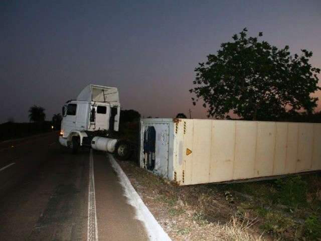 Carreta tomba na BR-163, entre S&atilde;o Gabriel do Oeste e Rio Verde