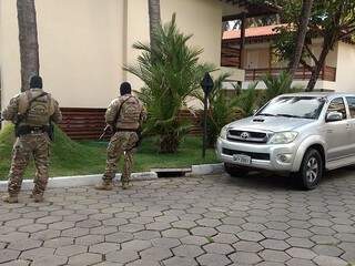 Policiais no resort durante a prisão dos três cigarreiros (Foto: divulgação/PF) 