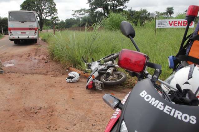 Pai de rapaz envolvido em acidente com &ocirc;nibus nega fuga e uso de arma