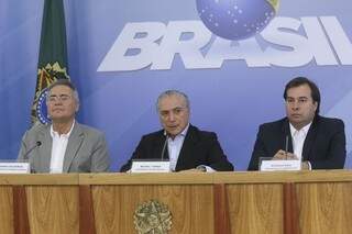 Renan Calheiros, Michel Temer e Rodrigo Maia, anunciam acordo contra anistia a caixa 2 (Foto: Antônio Cruz/Agência Brasil)