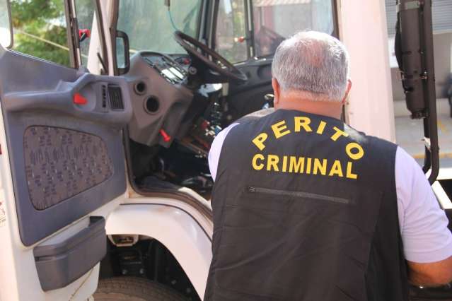 Dupla &eacute; presa ao arrombar caminh&atilde;o ca&ccedil;amba e roubar v&aacute;rios objetos