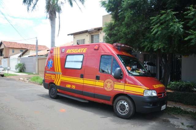 Deputado cai de escada ao pegar goiabas e sofre fratura no p&eacute;