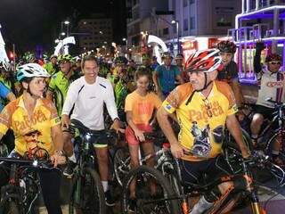 Prefeito se reunindo com os ciclistas no cruzamento da 14 de Julho com Afonso Pena. (Foto: Paulo Francis) 