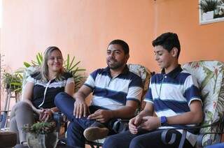 Erick e sua família, Mayara e Wilson. (Foto: Alcides Neto)