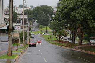 Vista da Avenida Mato Grosso, na região da Via Parque, sob chuva na manhã desta quinta-feira (Foto: Alcides Neto)