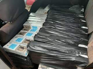 Caixas de cigarros que eram transportados sobre o banco do veículo. (Foto: Divulgação) 