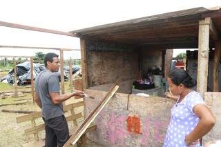 Paulo Sérgio ao lado da esposa, Maísa, faz reparos em barraco. (Foto: Fernando Antunes)