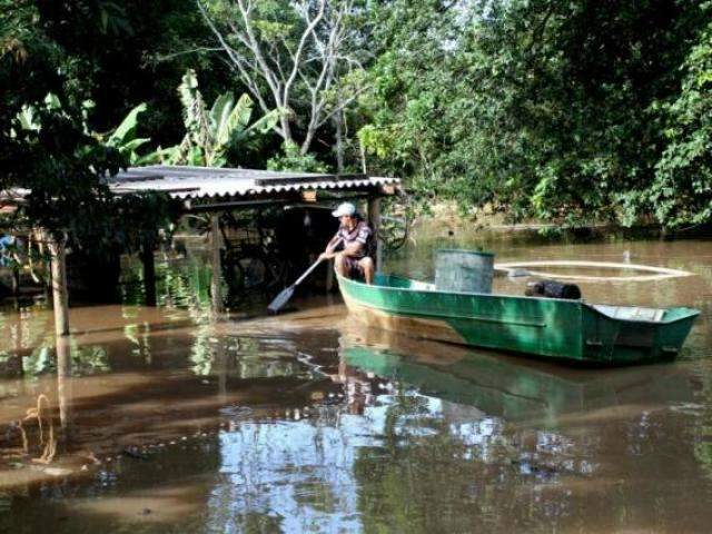 Cheia invade ch&aacute;caras e desabriga fam&iacute;lias em Palmeiras