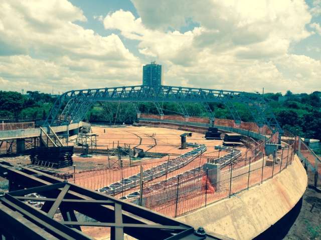 Aqu&aacute;rio do Pantanal come&ccedil;a a receber estrutura met&aacute;lica; inaugura&ccedil;&atilde;o em 2014