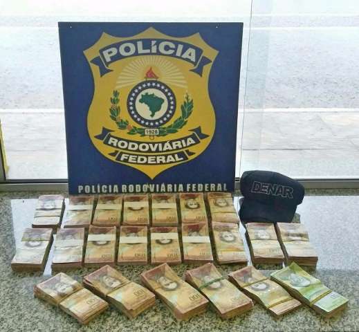 Pol&iacute;cia apreende R$ 128 mil em moeda venezuelana em &ocirc;nibus de viagem