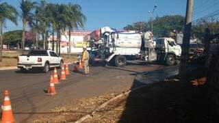 O caminhão, já destombado, no momento em que era preparado para ser guinchado do local (Foto: Adriano Fernandes)