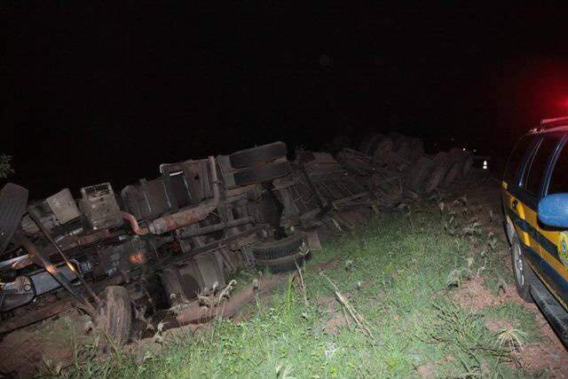  Carreta tomba e tr&ecirc;s pessoas ficam feridas na BR-163 em Rio Verde