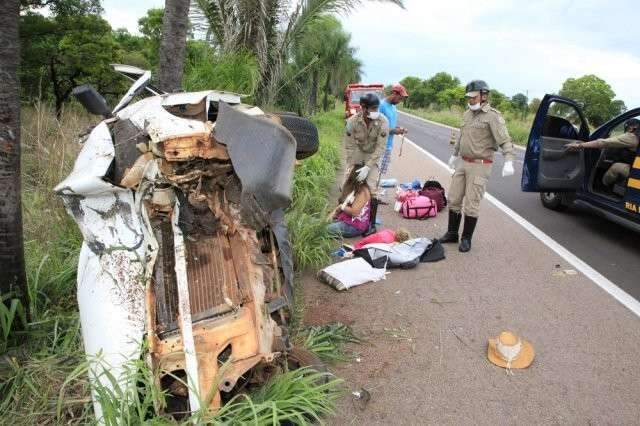 Acidente com carreta deixa 7 ocupantes de Uno feridos na BR-163