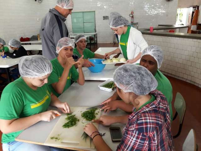 Alunos p&otilde;em a m&atilde;o na massa e aprendem culin&aacute;ria em Campo Grande