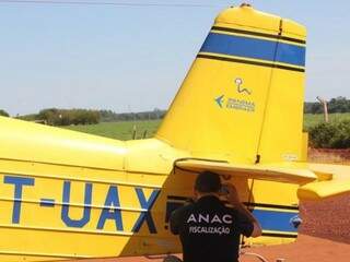 Agente da Anac vistoria avião agrícola durante Operação Deriva II (Foto: Divulgação)