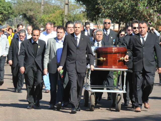  Pol&iacute;ticos e autoridades prestam &uacute;ltima homenagem a ex-prefeito de Ponta Por&atilde;