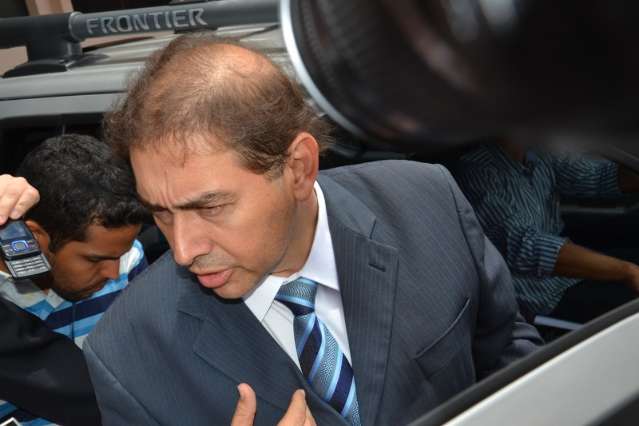 Bernal lan&ccedil;a enquete, no Facebook, sobre despejo dos vereadores