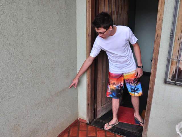  Moradores de condom&iacute;nio da Capital sofrem com alagamentos nos apartamentos