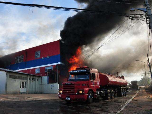 Sobrecarga em extens&atilde;o de geladeira causou inc&ecirc;ndio em loja