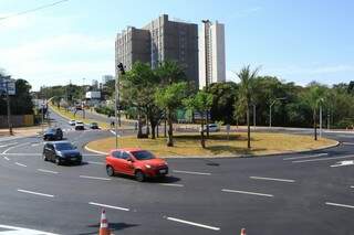 Rotatórias, como a da Via Parque com a Mato Grosso, não podem ter propaganda eleitoral. (Foto: Arquivo)