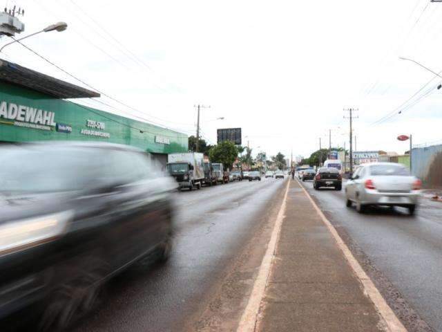 Morador de rua &eacute; socorrido em estado grave ap&oacute;s atropelamento em avenida