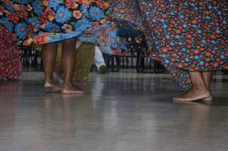 Pés não chão simbolizam as raízes e a brasilidade dos ritmos tradicionais (Foto: Kimberly Teodoro)