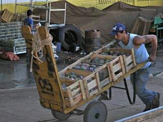 Trabalhador carrega produtos no Ceasa na Capital: movimento teve queda em 2016 (Foto: Marcelo Calazans / arquivo)