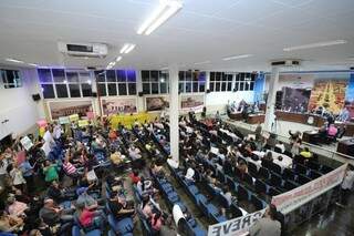 Câmara de Vereadores lotada durante votação do Plano Municipal de Educação, que foi aprovado por 14 a 4 (Foto: Thiago Morais/Divulgação)