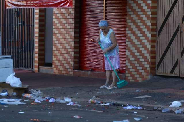 P&oacute;s folia tem copos e vidro nas ruas e forte cheiro de urina e &aacute;lcool no ar