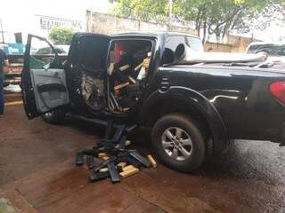 Carregamento de drogas foi encontrado no interior e na carroceria de caminhonete. (Foto: DOF/Divulgação)