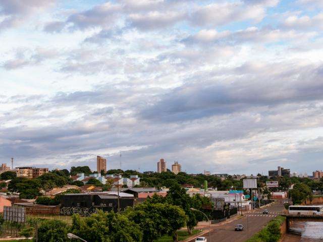 Semana come&ccedil;a com c&eacute;u parcialmente nublado e chuva em MS