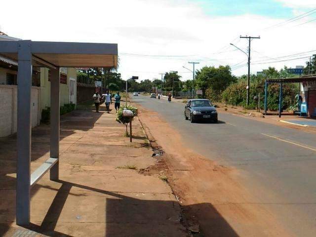 Moradores cobram redutores de velocidade em avenida da Moreninha II