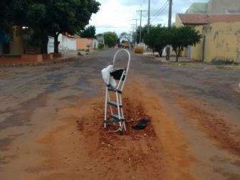 Moradores utilizaram escada para sinalizar buraco em rua do Panam&aacute;