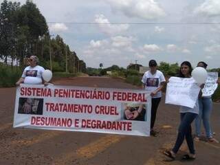 Mulheres de diversos Estados protestam contra maus-tratos no Pres&iacute;dio Federal