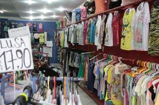 No lado brasileiro, comerciante vendes roupas compradas em São Paulo (Foto: Cleber Gellio)