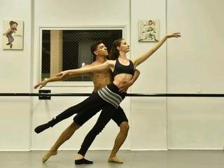 Apesar dos esteriótipos, ele encara o ballet como uma profissão série e não se importa com os comentários maldosos que já ouviu (Foto: Ivan Carlos)