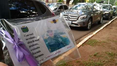 Mulheres recebem homenagens com cartão e batom na Afonso Pena 