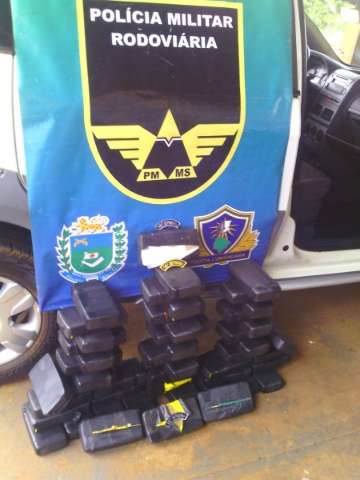 Homem &eacute; preso transportando 50 quilos de pasta base de coca&iacute;na