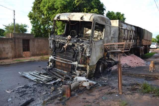 Carreta fica destru&iacute;da em inc&ecirc;ndio de madrugada na Vila Nh&aacute;-Nh&aacute; 