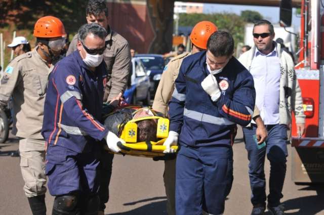 Jovem de 22 anos cai com carro em c&oacute;rrego na Avenida Ernesto Geisel