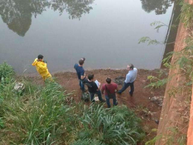 Equipes encerram as buscas por crian&ccedil;a jogada no rio Anhandu&iacute;