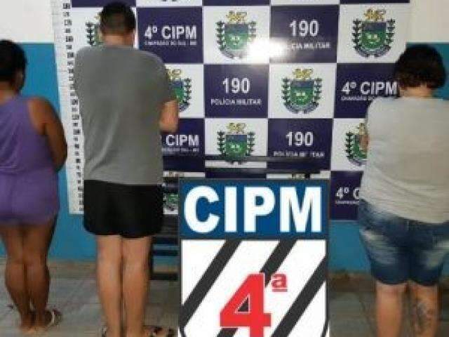 Mulher &eacute; flagrada com arma em suti&atilde; e trio acaba preso por tr&aacute;fico internacional